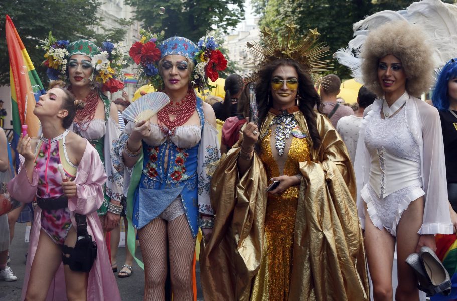 Runt 8 000 människor deltog i söndagens Prideparad i Kiev.