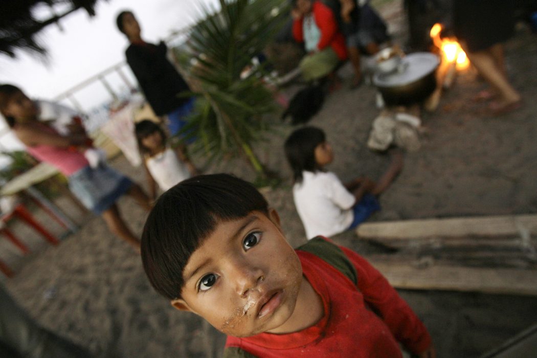 An Indigenous Guarani child looks on in Camboinhas beach, Niteroi, Brazil, Friday, May 9, 2008. Some forty Guarani Indians have settled near the beaches of one of Niteroi's most expensive neighborhoods, claiming the area was once an ancient burial ground. (AP Photo/Ricardo Moraes) ”Många guaraní-kaiowábarn mellan ett och fem år tas ifrån sina familjer på så lösa grunder som verbala anklagelser om alkoholism”, säger Tonico Benites
