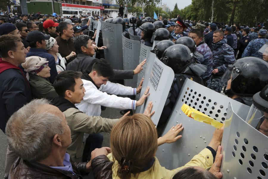 Hundratals personer greps vid protesterna vid presidentvalet.
