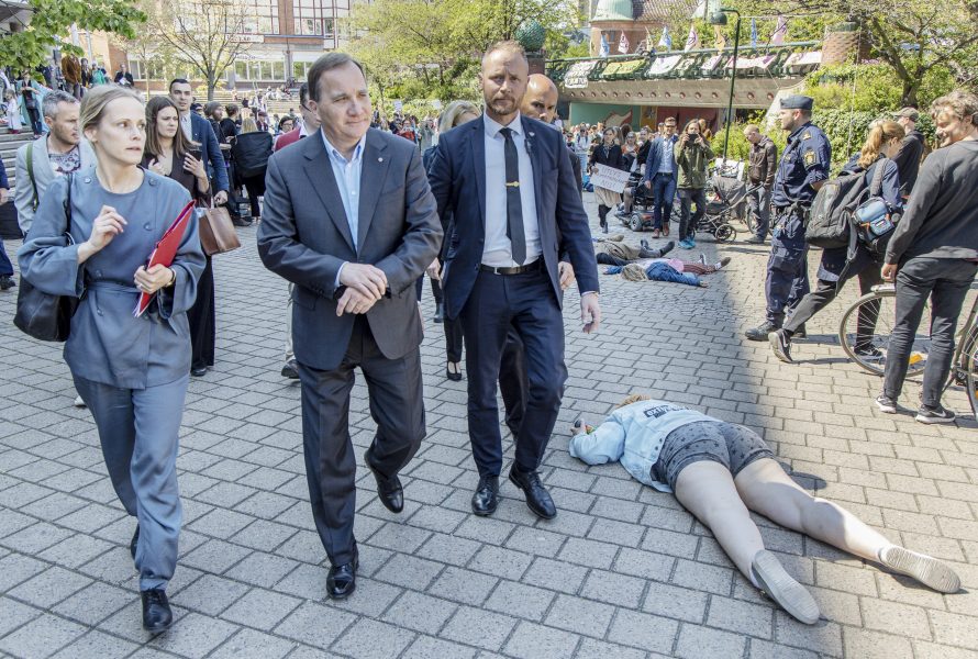 Aktivister från Extinction rebellion uppmärksammar klimatkrisen genom att spela döda när statsminister Stefan Löfven lämnar ett möte i Malmö stadshus.