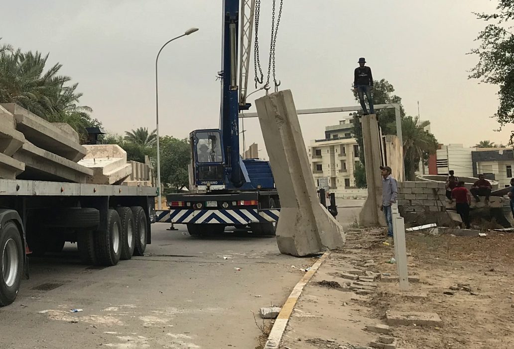 Irakiska säkerhetsstyrkor plockar bort betongmurar från den så kallade Gröna zonen i huvudstaden Bagdad.