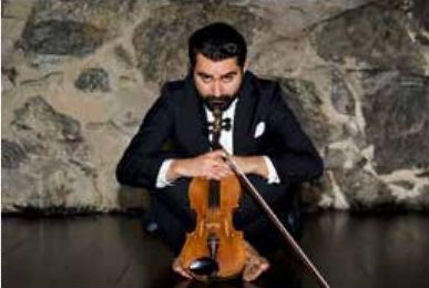 Musikern och kompositören Pedram Shahlai framför föreställningen Den ostämda violinisten på Folkteatern i kväll, fredag, och i morgon, lördag.