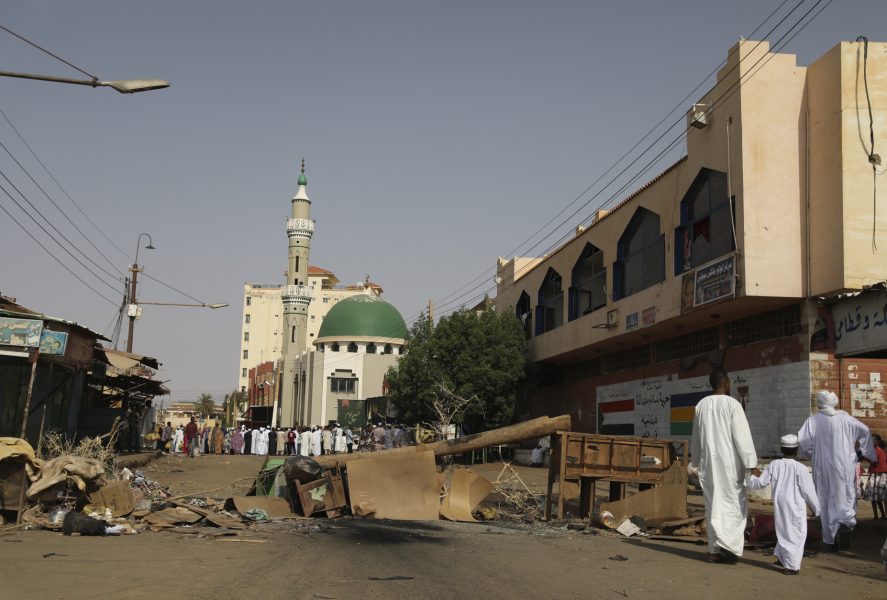 En vägavspärrning som demonstranter byggt i Sudans huvudstad Khartum.
