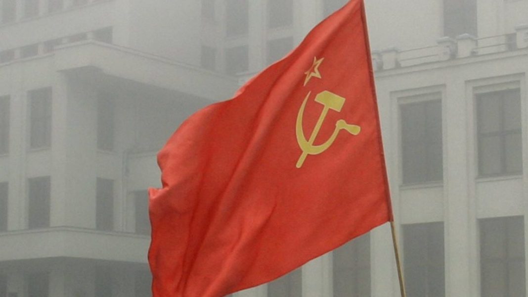 Foto: Sergei Grits/AP/TTFlaggan med den karakteristiska hammaren och skäran var symbolen för Sovjetunionen fram till 1991.