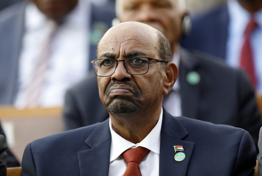 Omar al-Bashir misstänks för flera fall av korruption.