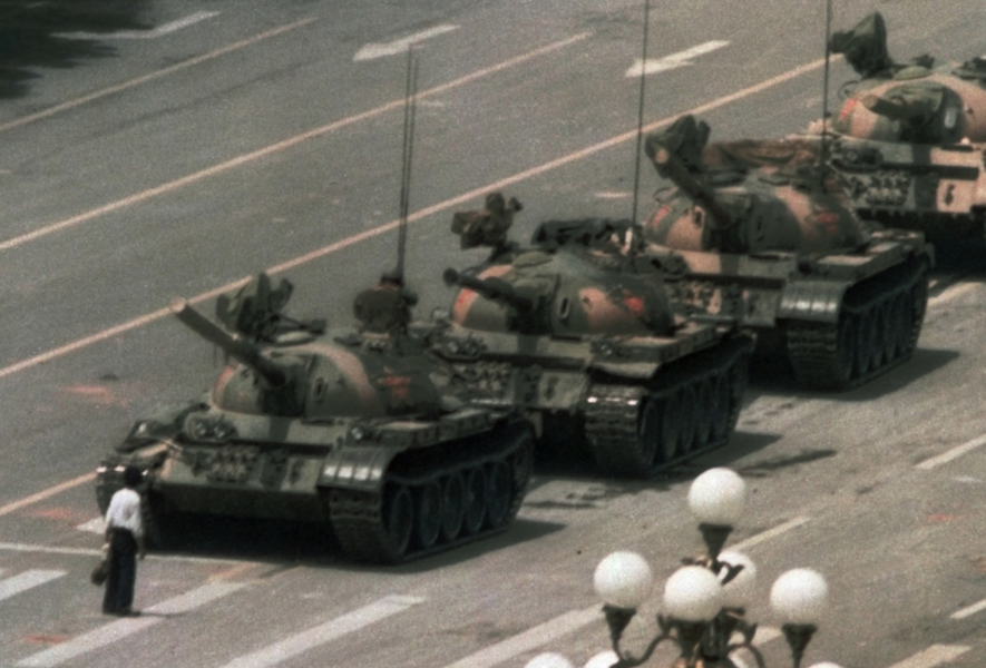Foto: Jeff Widener/AP/TTEn kinesisk man vars identitet än i dag är okänd blockerar vägen för stridsvagnar i närheten av Himmelska fridens torg den 5 juni 1989.