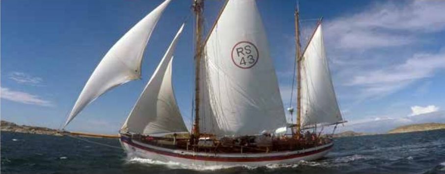 Båten Astrid Finne seglar längs västkusten för att kampanja mot nedskräpning av haven.