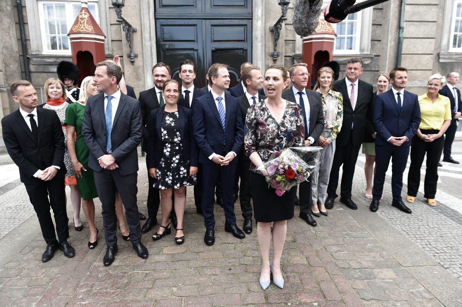 Danmarks blivande statsminister Mette Frederiksen, Socialdemokratiet, med sina ministrar utanför Amalienborgs slott i Köpenhamn.