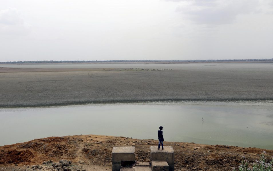 Vattenreservoaren Puzhal i utkanten av Chennai (Madras) i sydöstra Indien har minskat drastiskt i volym.