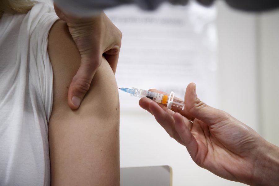 Sedan 2010 erbjuds alla flickor i Sverige vaccination mot HPV när de är 10 till 12 år gamla.