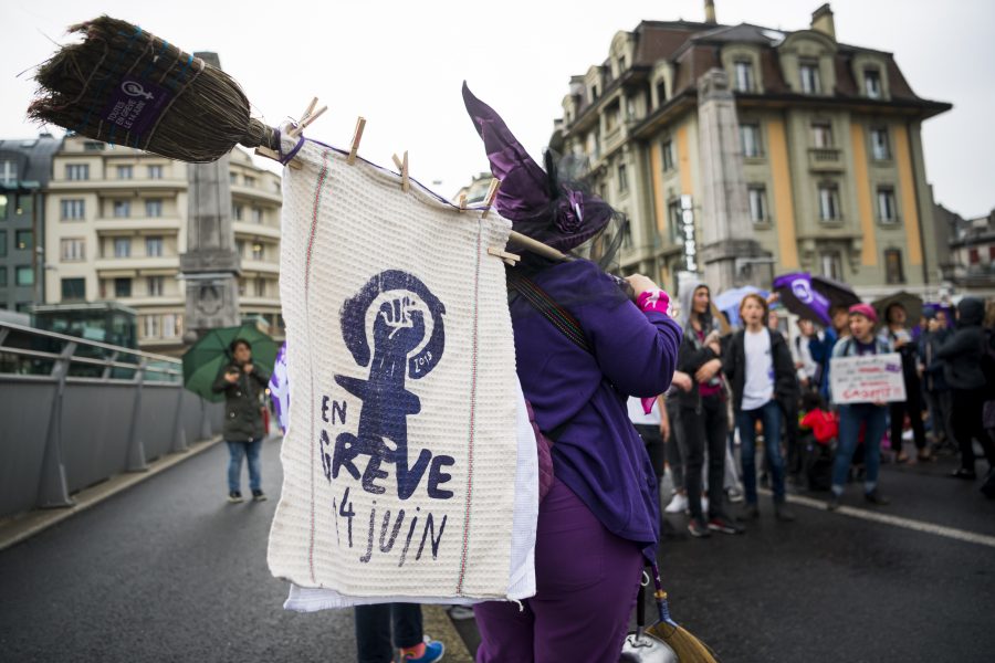 Med krav på jämställda löner blockerar strejkande kvinnor en bro i schweiziska Lausanne.