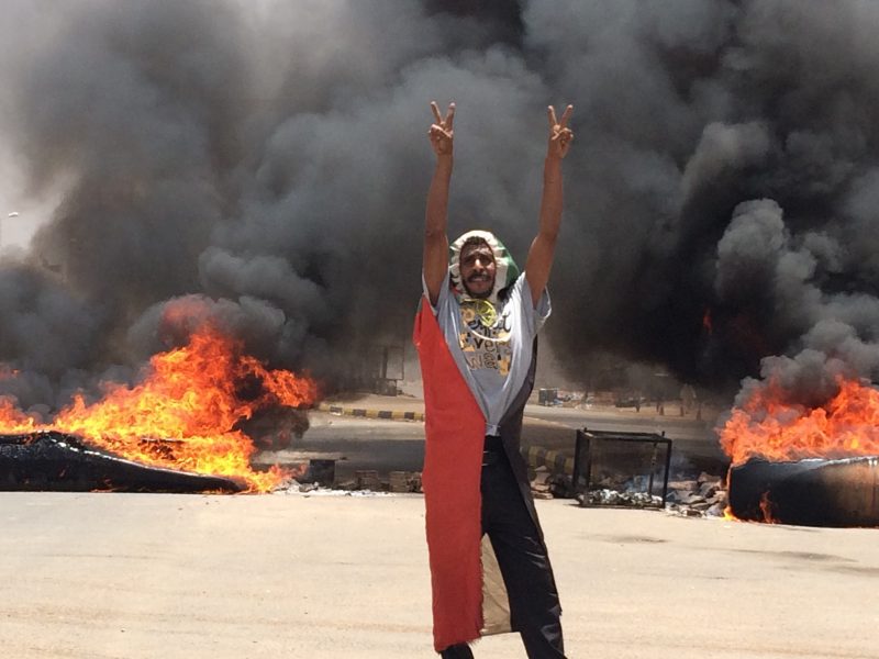 Demonstrant nära arméns högkvarter i Khartoum i måndags.