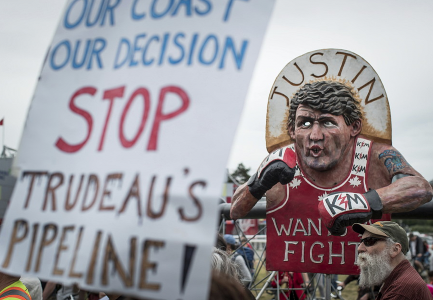 Foto: Darryl Dyck/AP/TTProtester i Vancouver tidigare i juni, mot Justin Trudeaus planer för oljeledningen.