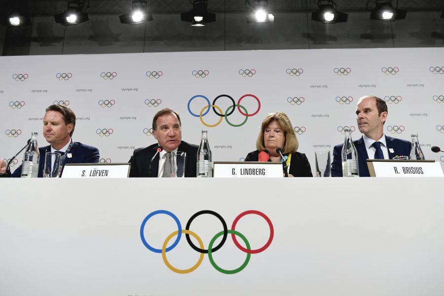 Mats Årjes, statsminister Stefan Löfven (S), Gunilla Lindberg, generalsekreterare för SOK, och Richard Brisius, VD för OS i Stockholm Åre 2026, inför omröstningen om vinter-OS 2026, i Lausanne i Schweiz.
