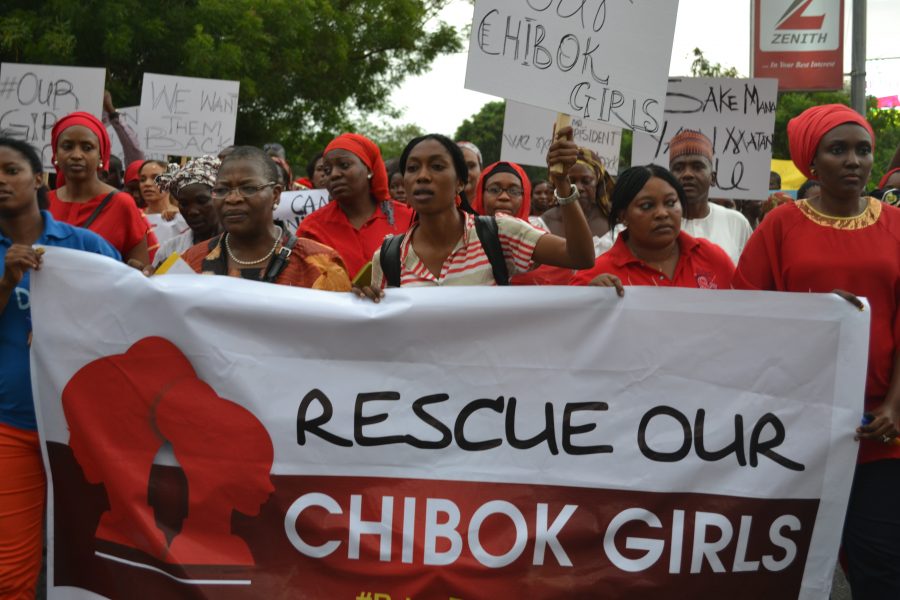 Demonstranter i Nigerias huvudstad Abuja kräver att regeringen agerar för att se till att de skolflickor som kidnappats av Boko Haram återfår sin frihet.