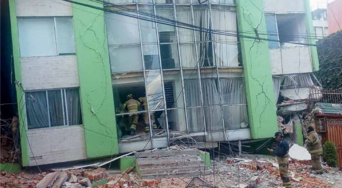 Jordbävningen ledde till att många hus störtade samman och många ﬂer blev så svårt skadade att de inte längre är säkra.