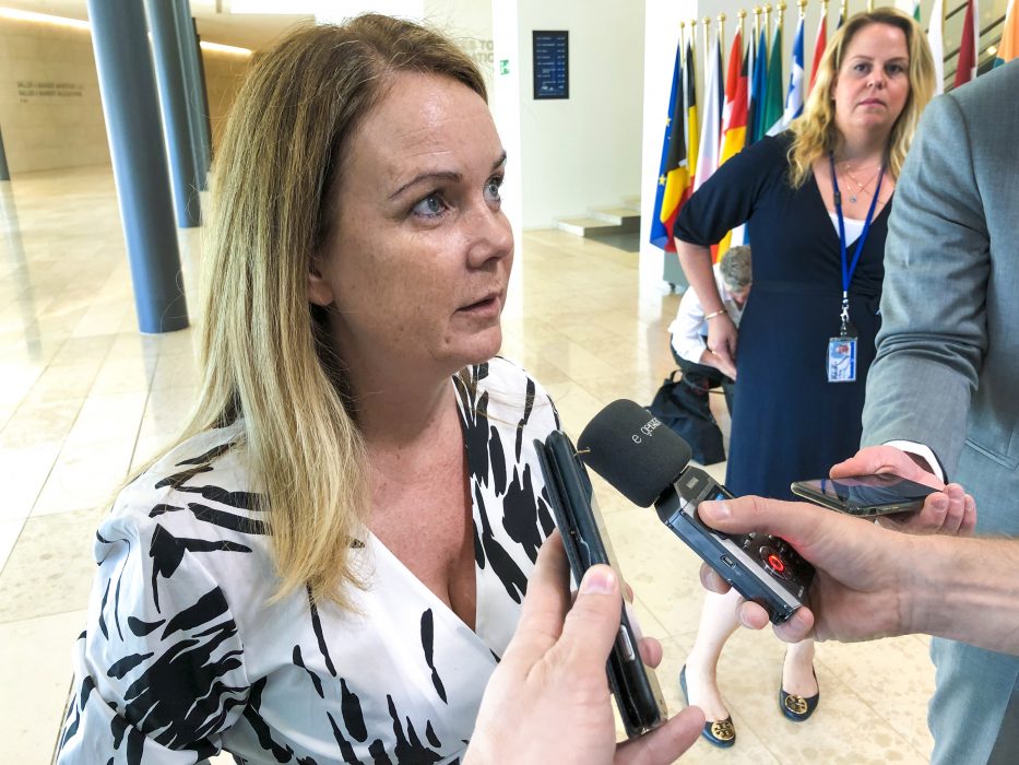 Landsbygdsminister Jennie Nilsson (S) på väg in till fiskeministermötet i Luxemburg.