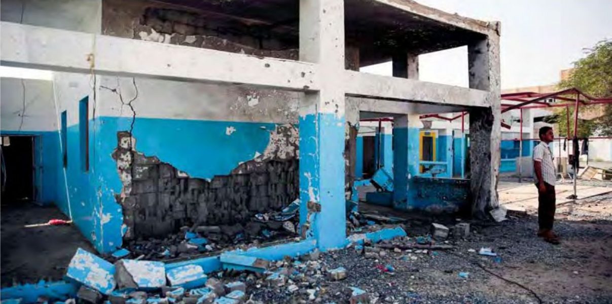 Ett sönderbombat sjukhus i staden Abs i Jemen.