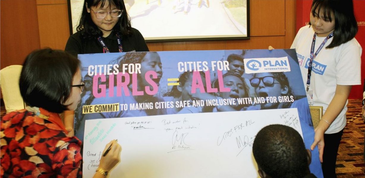 Två borgmästare undertecknar ett upprop med krav på att världens städer ska bli tryggare för unga kvinnor, i samband med World Urban forum, som nyligen hölls i Kuala Lumpur.