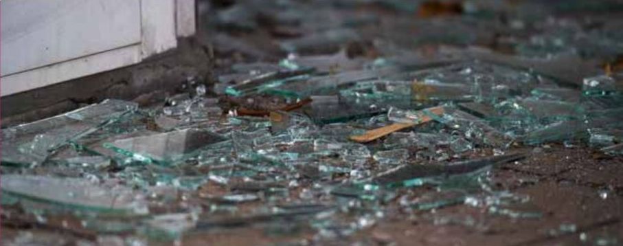 Minst 30 fönsterrutor slogs sönder på Lövgärdesskolan, som stängdes tillfälligt som följd.