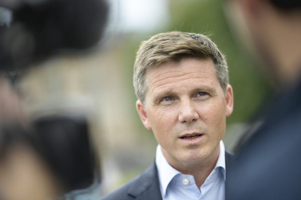 Erik Ullenhag drar sig ur partiledarstriden.