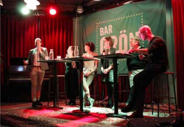 På Bar Grön diskuteras hållbar konsumtion med Göran Hådén, Emma Öhrwall, Cecilia Solér, Eliina Brinkberg och Eva Eiderström, med moderator Anders T Carlsson.