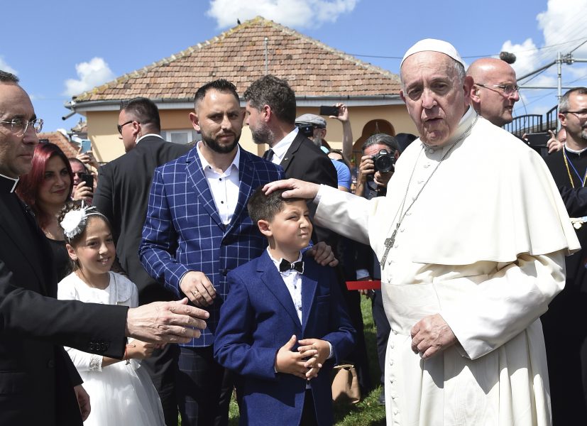 Under ett möte med romer i staden Blaj i Rumänien bad påve Franciskus om förlåtelse för hur folkgruppen behandlats.