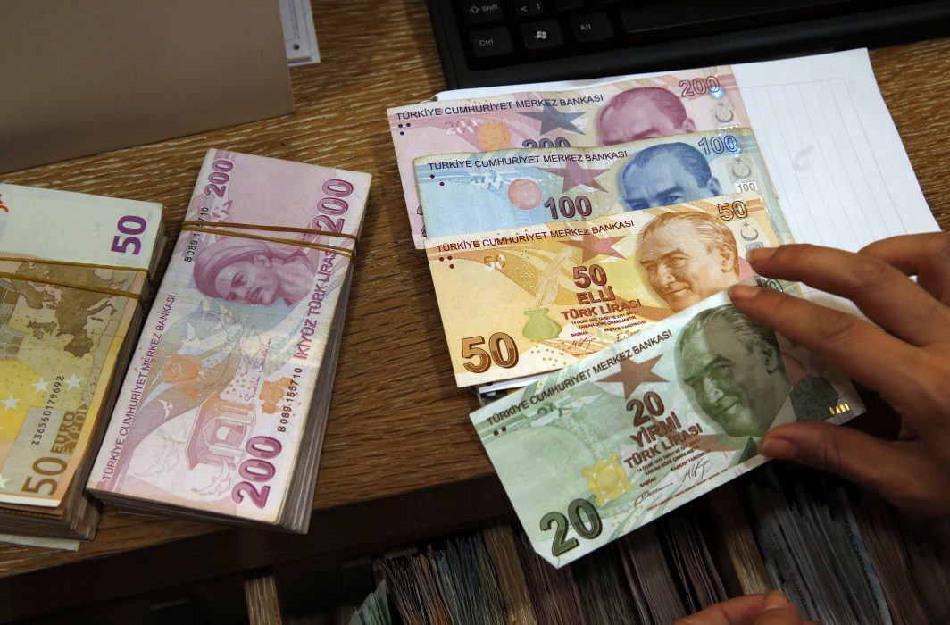 Mitt under Turkiets valutakris skrev journalisterna en artikel som en enligt åklagare hotade Turkiets ekonomiska stabilitet.