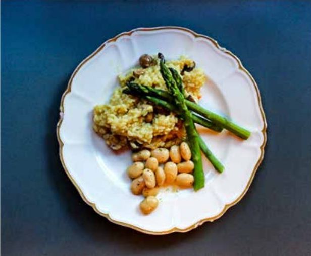Risotto är en klassiker när lakto-ovo-vegetarianer går på restaurang, men det går också att göra risotton vegansk med vegansk parmesan, som är lätt att hitta i välsorterade matbutiker.