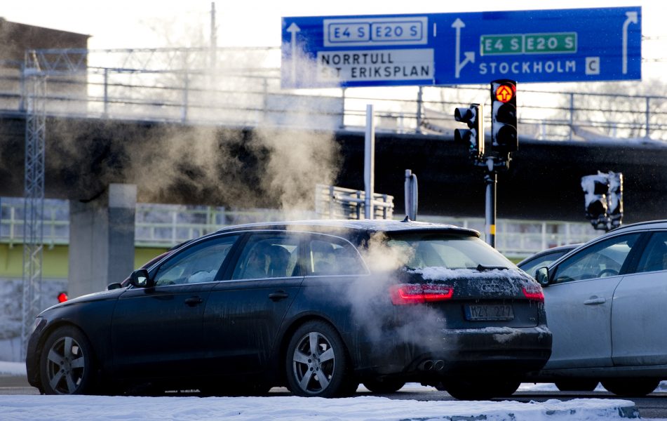 För att nå riksdagens klimatmål om koldioxidutsläpp skulle bensinpriset behöva fördubblas, enligt Per Kågeson.