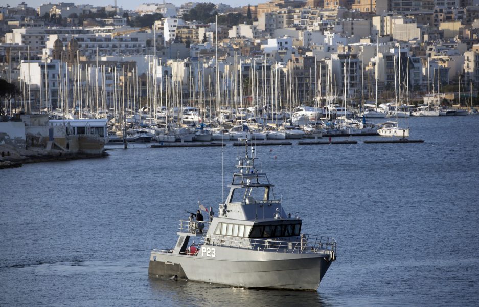 Ett militärt maltesiskt fartyg lämnar hamnen i Valletta.
