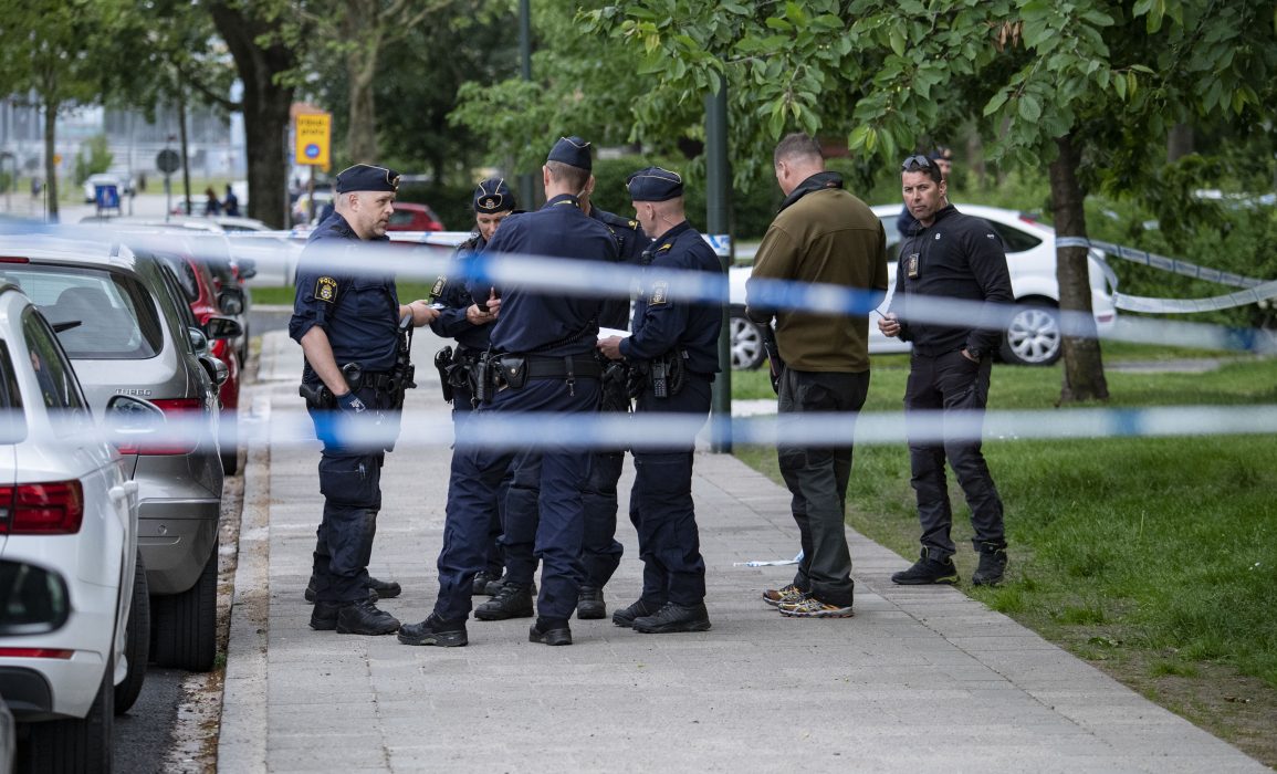 Den senaste tidens våldsamma sprängningar och skjutningar i landet är extremt allvarliga, anser Moderaterna som kräver att regeringen agerar.