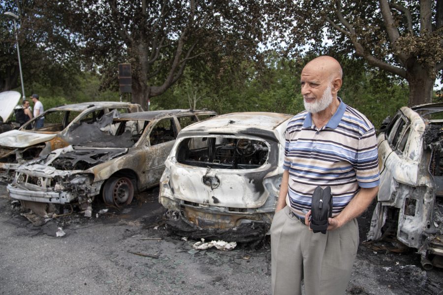 Naji Ahmed var en av flera som fick sin bil utbränd på en parkering i Östberga i södra Stockholm under natten.