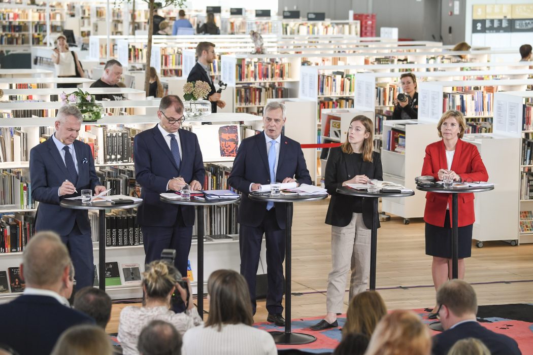TT/EPA | Företrädarna för regeringspartierna presenterar sin överenskommelse.