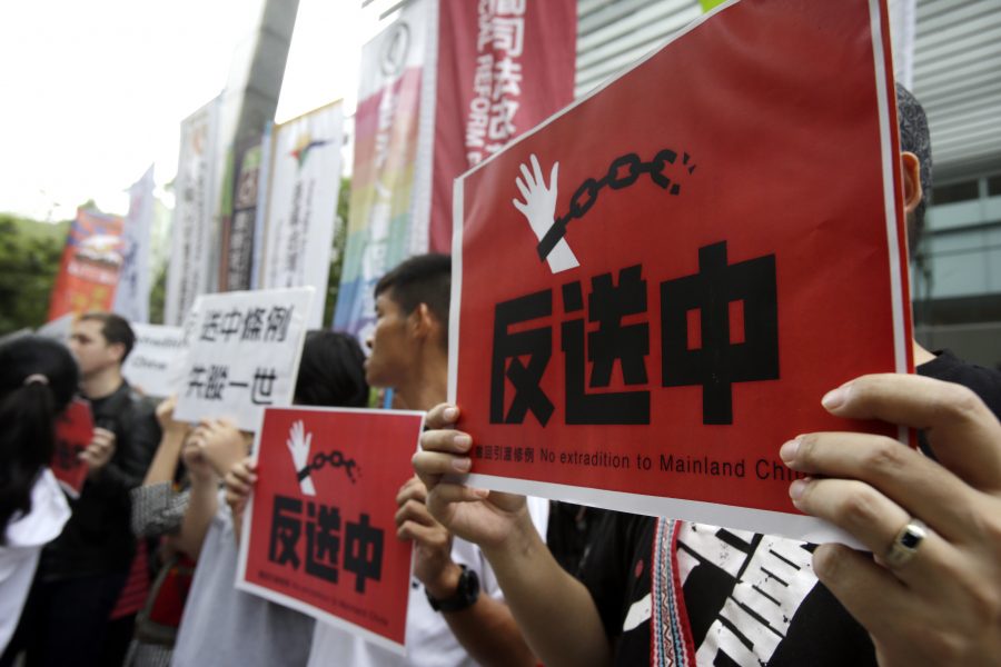 Taiwaneser i stödprotest utanför Hongkongs handelskontor i Taipei.