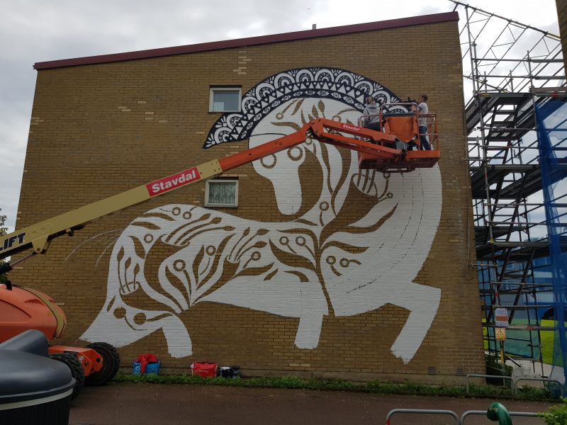 Konstnären Ola Volo från Kazakstan färdigställer sin muralmålning i Nödinge.