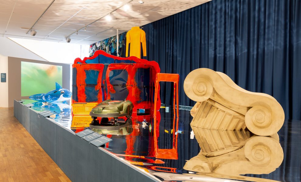 Några av de föremål som visas på Röhsska museet i utställningen Ocean Plastics.
