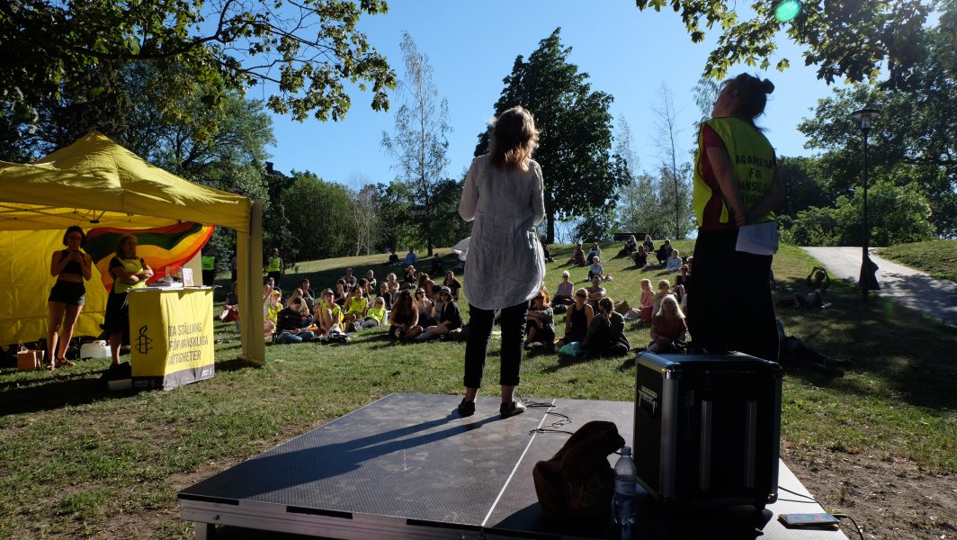 Katarina Bergehed, sakkunnig på Amnesty Sverige gällande kvinnors rättigheter talar på "Årets viktigaste picknick" utanför Polishuset på Kungsholmen.
