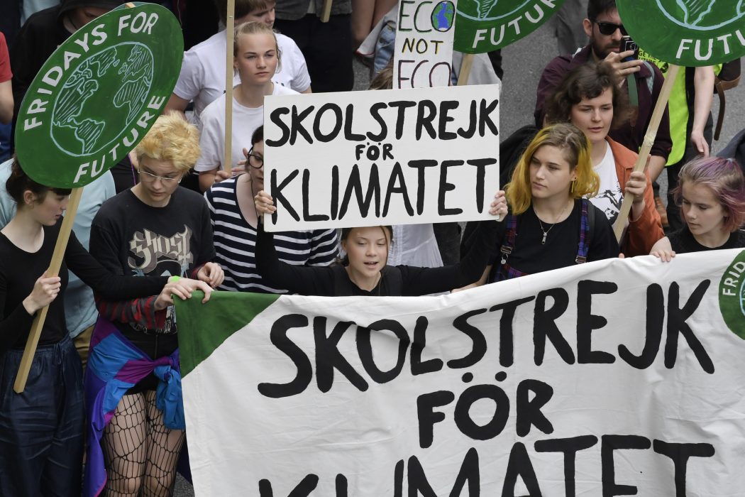 STOCKHOLM 20190524
Greta Thunberg deltar i demonstrationen Global Strike for Future, som går från Humlegården till Kungsträdgården i Stockholm.
Foto: Janerik Henriksson / TT kod 10010 Janerik Henriksson/TT | Runt 10 000 människor samlades i Kungsträdgården den 24 maj