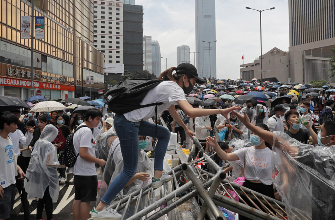 Foto: Kin Cheung /AP/TTDemonstrationer utanför parlamentet i Hongkong.