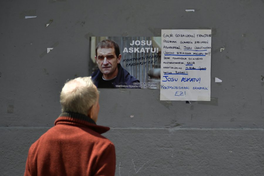 Efter nyheten om hans gripande uppmanade affischer i Josu Terneras hemstad, spanska Ugao-Miraballes, till protester.