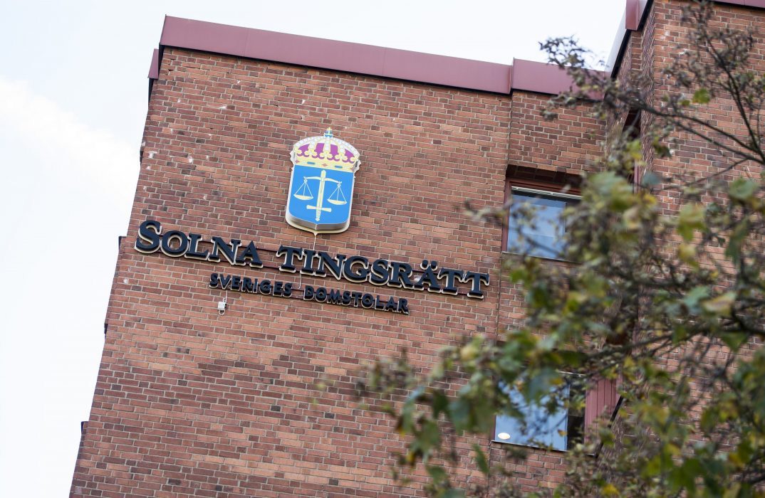 Mannen ska fortsatt sitta anhållen, enligt Solna tingsrätt.