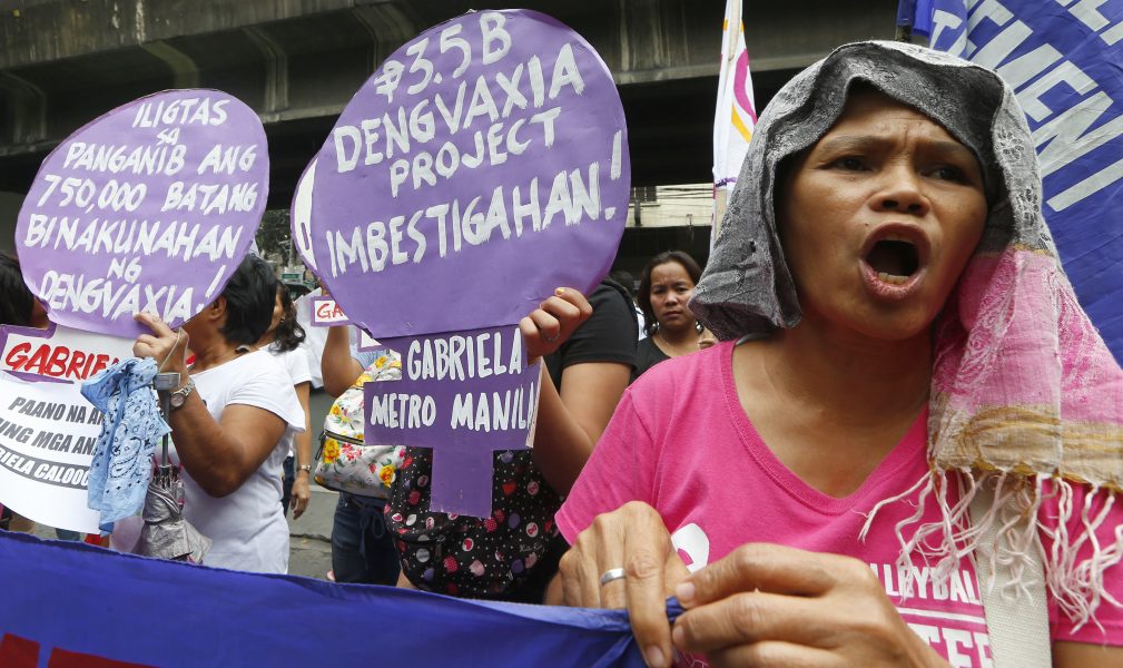 Demonstranter utanför hälsodepartementet i december 2017 i Manila, Filippinerna, kräver att ansvariga inom regeringen ställs till svars för det kontroversiella dengue-vaccinet.