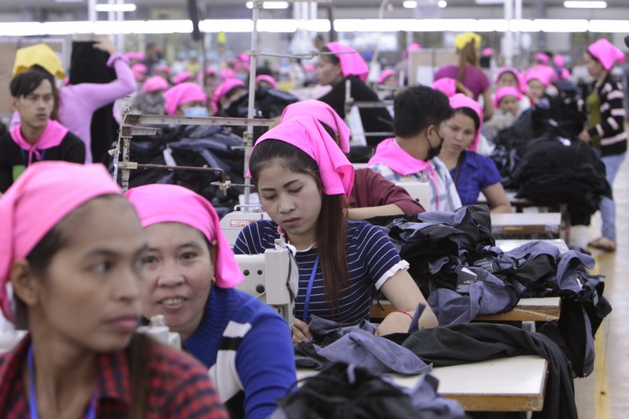 Textilarbetare i Phnom Penhs ekonomiska zon.
