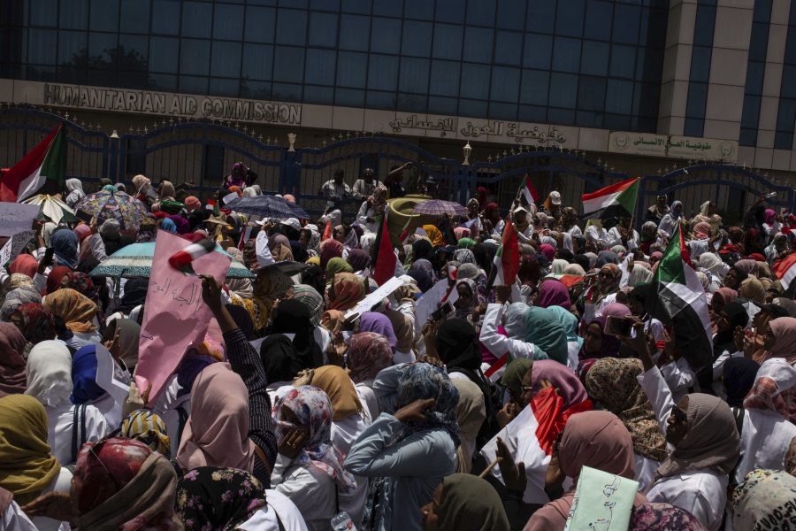 Demonstranter utanför militärhögkvarteret i Sudans huvudstad Khartum.