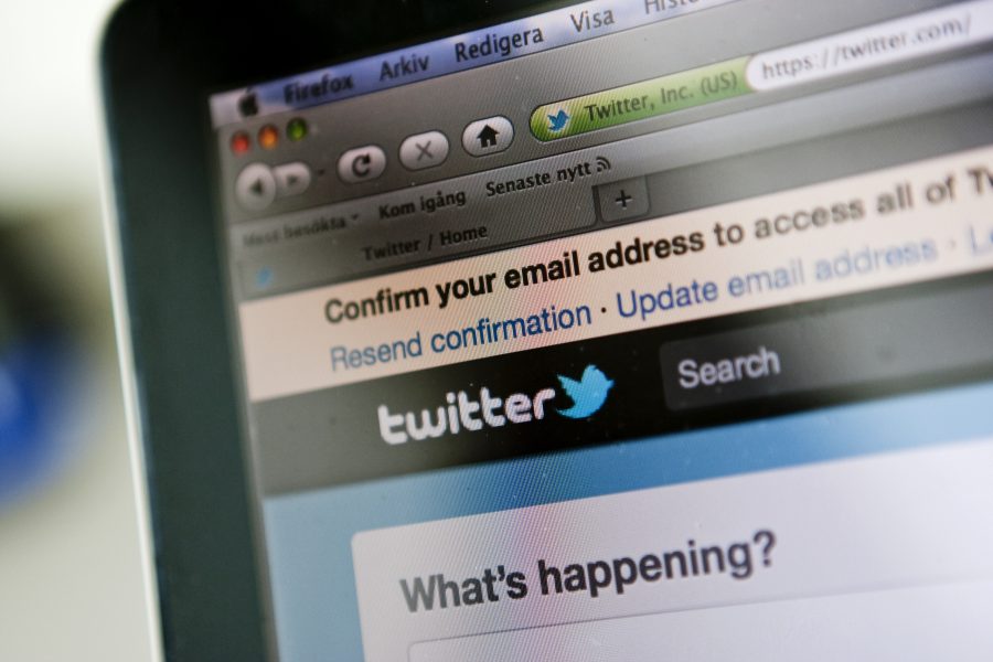 Twitter ber om ursäkt efter att flera Kina-kritiska konton stängts ned.