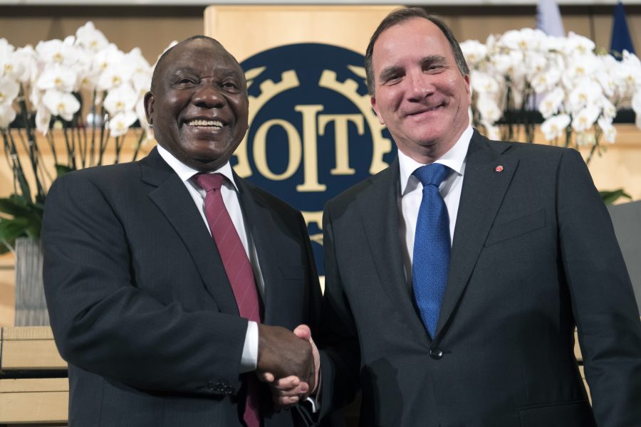 Sydafrikas president Cyril Ramaphosa och statsminister Stefan Löfven skakar hand på ILO:s konferens i Schweiz där konventionen mot våld och trakasserier på arbetsplatser antogs med stor majoritet.