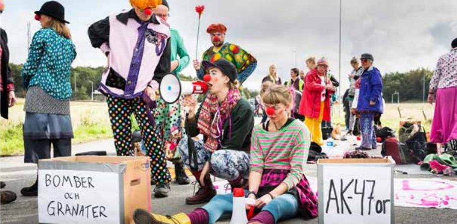 "Fred börjar här" var clownernas paroll när de protesterade mot Aurora 17 vid Säve ﬂygbas i måndags.