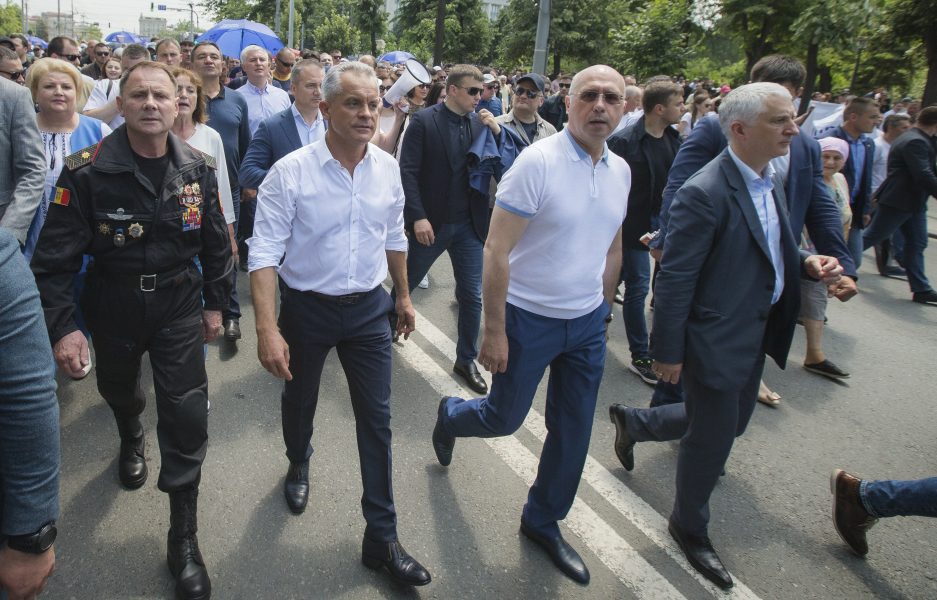 Demokratiska partiets ledare Vladimir Plahotniuc, som är Moldaviens de facto ledare, marscherade med premiärminister Pavel Filip i Chisinau för några dagar sedan.