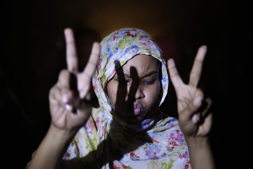 En sudanesisk demonstrant i samband med en protest mot juntan den 19 juni.